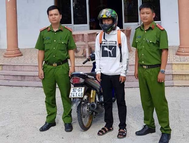 Quái xế 17 tuổi nằm trên yên xe máy phóng như bay - 2 Quái xế 17 tuổi nằm trên yên xe máy phóng như bay - 2