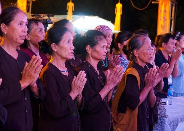 Hình ảnh xúc động trong lễ Vu Lan báo hiếu ở chùa Kim Sơn Lạc Hồng - 2 Hình ảnh xúc động trong lễ Vu Lan báo hiếu ở chùa Kim Sơn Lạc Hồng - 2