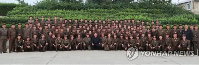 Ông Kim Jong-un phong hàm quân đội cho hơn 100 nhà khoa học quốc phòng - 2 Ông Kim Jong-un phong hàm quân đội cho hơn 100 nhà khoa học quốc phòng - 2
