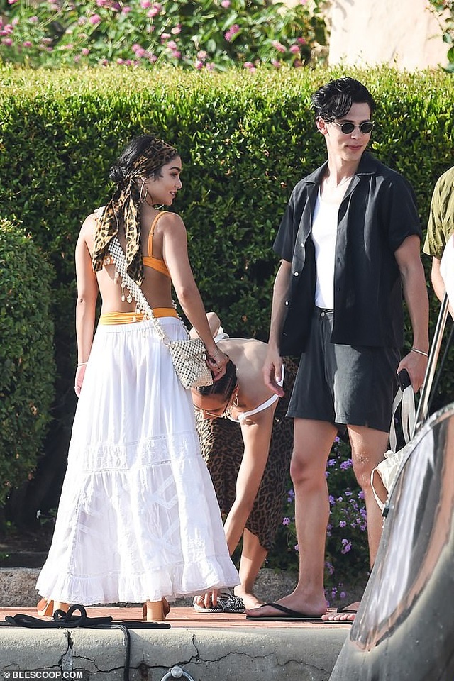 Vanessa Hudgens gợi cảm trong kỳ nghỉ tại Ý - 5 Vanessa Hudgens gợi cảm trong kỳ nghỉ tại Ý - 5