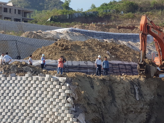 Khánh Hòa: Giám sát việc tháo dỡ bức tường chắn “khủng” sai phép đe dọa nhà dân - 6 Khánh Hòa: Giám sát việc tháo dỡ bức tường chắn “khủng” sai phép đe dọa nhà dân - 6