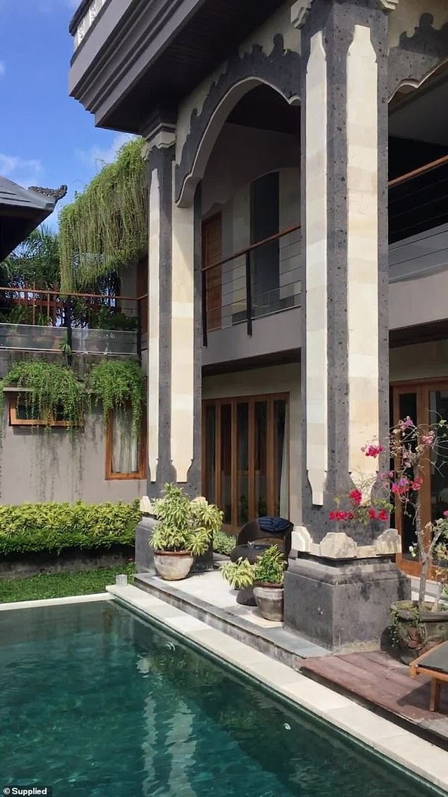 Đang mải tắm, du khách hoảng hốt bỏ chạy vì thấy rắn chui từ cống lên - 3 Đang mải tắm, du khách hoảng hốt bỏ chạy vì thấy rắn chui từ cống lên - 3