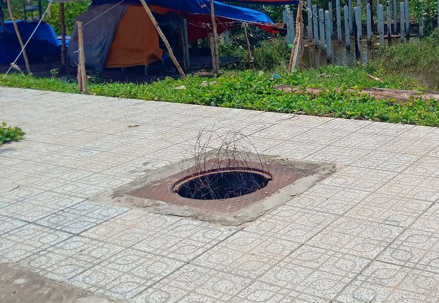 Hàng loạt cống trên tuyến đường đẹp nhất nhì Phú Quốc há miệng bẫy người! - 4 Hàng loạt cống trên tuyến đường đẹp nhất nhì Phú Quốc há miệng bẫy người! - 4