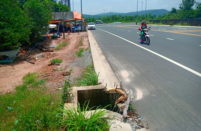 Hàng loạt cống trên tuyến đường đẹp nhất nhì Phú Quốc há miệng bẫy người! - 7 Hàng loạt cống trên tuyến đường đẹp nhất nhì Phú Quốc há miệng bẫy người! - 7