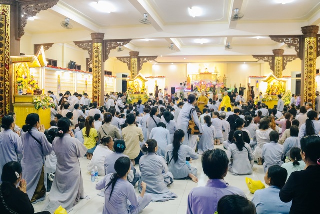 Người dân đổ về các chùa dự lễ Vu lan báo hiếu - 1 Người dân đổ về các chùa dự lễ Vu lan báo hiếu - 1