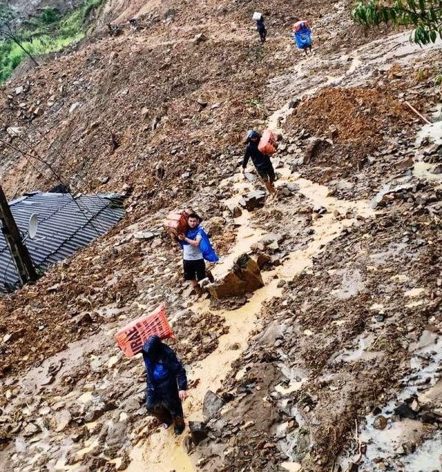 Đại úy công an nén nỗi đau mất người thân, giúp dân trong mưa lũ - 1 Đại úy công an nén nỗi đau mất người thân, giúp dân trong mưa lũ - 1