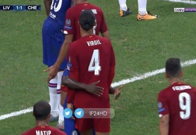 Hài hước với cảnh Kante ngăn cản “người khổng lồ” Van Dijk - 1 Hài hước với cảnh Kante ngăn cản “người khổng lồ” Van Dijk - 1