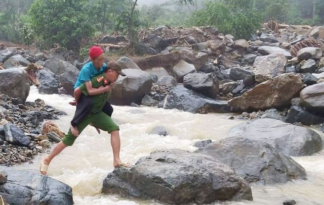 Đại úy công an nén nỗi đau mất người thân, giúp dân trong mưa lũ - 3 Đại úy công an nén nỗi đau mất người thân, giúp dân trong mưa lũ - 3