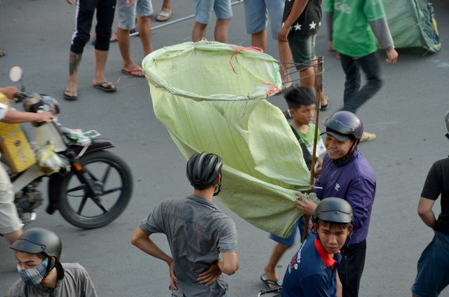 Cả trăm người tranh nhau giật tiền cúng cô hồn - 3