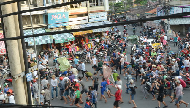 Cả trăm người tranh nhau giật tiền cúng cô hồn - 7