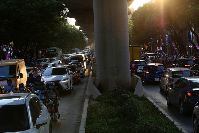 Giao thông chật vật qua những công trường đường trên cao ở Hà Nội - 4 Giao thông chật vật qua những công trường đường trên cao ở Hà Nội - 4