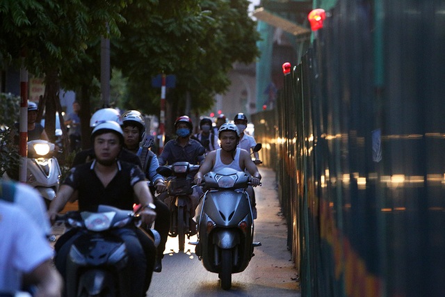 Giao thông chật vật qua những công trường đường trên cao ở Hà Nội - 7 Giao thông chật vật qua những công trường đường trên cao ở Hà Nội - 7
