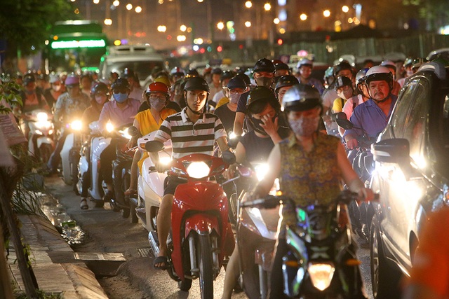 Giao thông chật vật qua những công trường đường trên cao ở Hà Nội - 10 Giao thông chật vật qua những công trường đường trên cao ở Hà Nội - 10