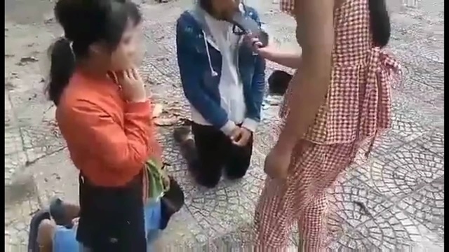 Quảng Ngãi: Ba nữ sinh bị bạn bắt quỳ, đánh tới tấp - 3 Quảng Ngãi: Ba nữ sinh bị bạn bắt quỳ, đánh tới tấp - 3