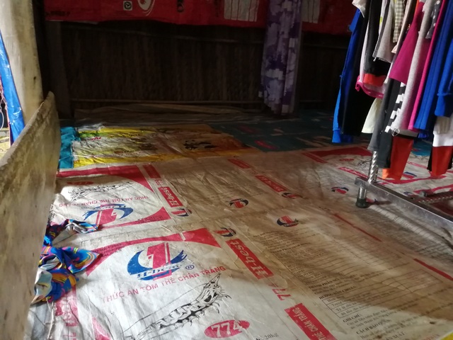 Xót thương cảnh vợ chồng Út Nhớ ôm con thơ trong lều bạt vượt qua cơn bão số 3 - 8 Xót thương cảnh vợ chồng Út Nhớ ôm con thơ trong lều bạt vượt qua cơn bão số 3 - 8