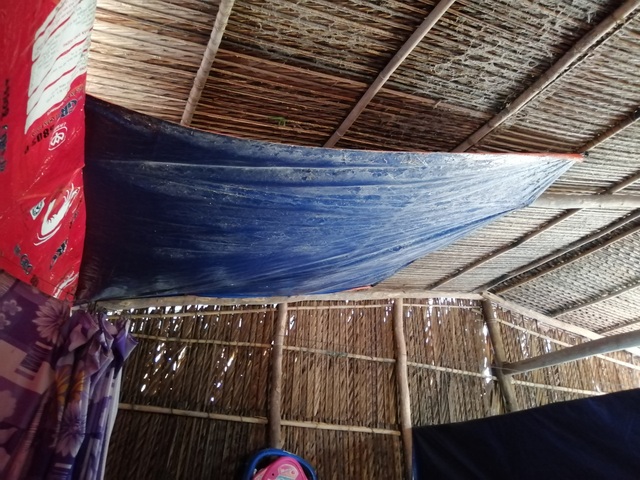 Xót thương cảnh vợ chồng Út Nhớ ôm con thơ trong lều bạt vượt qua cơn bão số 3 - 12 Xót thương cảnh vợ chồng Út Nhớ ôm con thơ trong lều bạt vượt qua cơn bão số 3 - 12