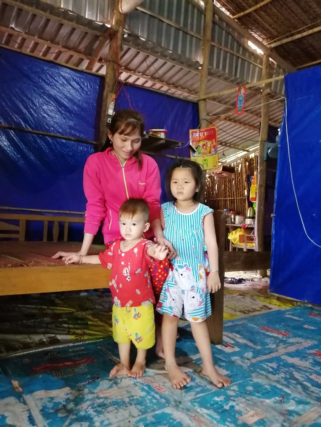 Xót thương cảnh vợ chồng Út Nhớ ôm con thơ trong lều bạt vượt qua cơn bão số 3 - 13 Xót thương cảnh vợ chồng Út Nhớ ôm con thơ trong lều bạt vượt qua cơn bão số 3 - 13