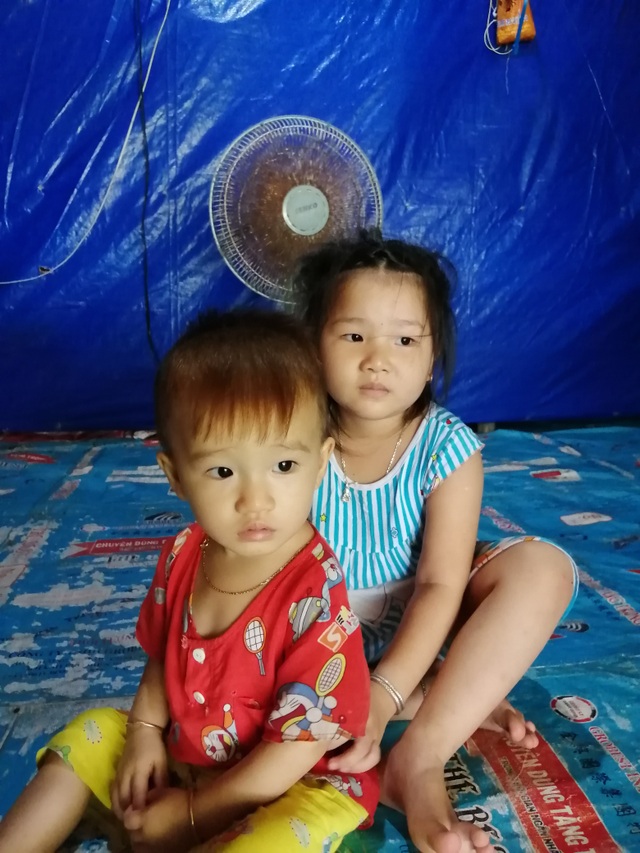 Xót thương cảnh vợ chồng Út Nhớ ôm con thơ trong lều bạt vượt qua cơn bão số 3 - 16 Xót thương cảnh vợ chồng Út Nhớ ôm con thơ trong lều bạt vượt qua cơn bão số 3 - 16