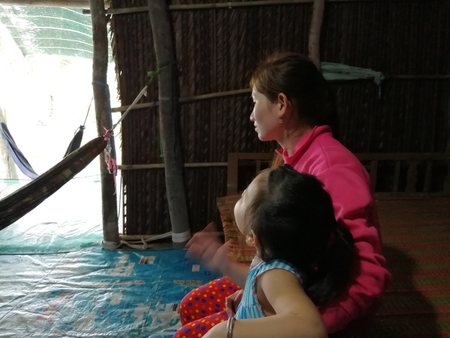 Xót thương cảnh vợ chồng Út Nhớ ôm con thơ trong lều bạt vượt qua cơn bão số 3 - 17 Xót thương cảnh vợ chồng Út Nhớ ôm con thơ trong lều bạt vượt qua cơn bão số 3 - 17
