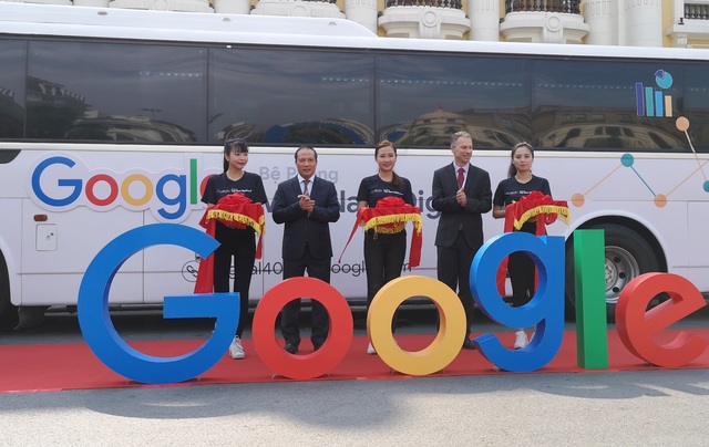 Khai trương Digital Bus (xe bus kỹ thuật số) ngày 15/8/2019.