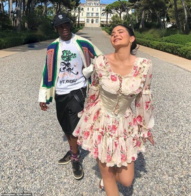 Kylie Jenner duyên dáng đi chơi cùng bạn trai - 1 Kylie Jenner duyên dáng đi chơi cùng bạn trai - 1