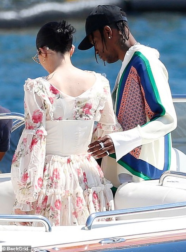 Kylie Jenner duyên dáng đi chơi cùng bạn trai - 5 Kylie Jenner duyên dáng đi chơi cùng bạn trai - 5