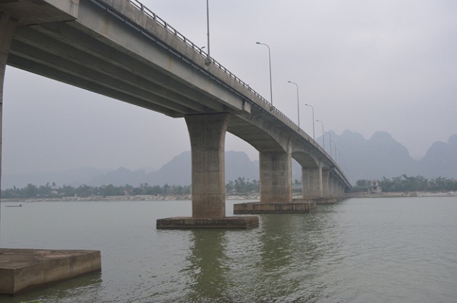 Bàn giao đất cho chính quyền xây cầu đường xong, vạ vật gần 8 năm đợi đất tái định cư! - 1 Bàn giao đất cho chính quyền xây cầu đường xong, vạ vật gần 8 năm đợi đất tái định cư! - 1