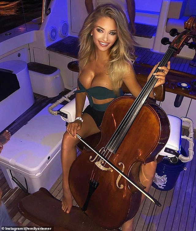 Nữ nghệ sĩ cello gây “sốt mạng” vì... sexy đi câu cá - Ảnh minh hoạ 7