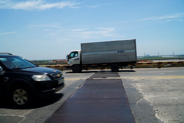 Hà Nội: Hiện trạng mặt đường cầu Thăng Long xuống cấp thảm hại - 3 Hà Nội: Hiện trạng mặt đường cầu Thăng Long xuống cấp thảm hại - 3