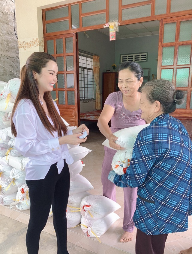 Hoa hậu Huỳnh Vy mang gạo tặng các cụ già nhân mùa Vu Lan báo hiếu - 2 Hoa hậu Huỳnh Vy mang gạo tặng các cụ già nhân mùa Vu Lan báo hiếu - 2