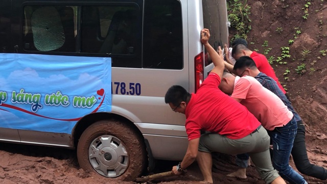 Báo Dân trí vượt hàng trăm cây số xây phòng học tặng các em học sinh dân tộc Dao - 3 Báo Dân trí vượt hàng trăm cây số xây phòng học tặng các em học sinh dân tộc Dao - 3