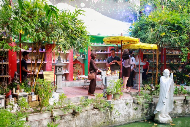 Người Hà Nội đi tảo mộ thú cưng, khóc nức nở trước di ảnh vật nuôi - 1