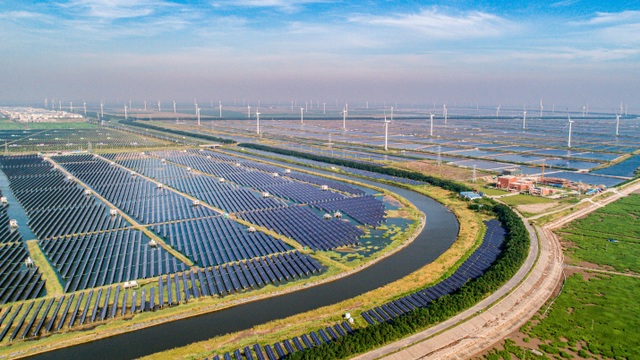 Trung Quốc vượt Mỹ và Nhật Bản thống trị cuộc đua năng lượng tái tạo - 1