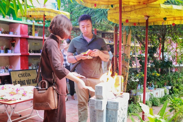 Người Hà Nội đi tảo mộ thú cưng, khóc nức nở trước di ảnh vật nuôi - 5