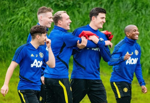 Vừa tới MU, Maguire đã là thủ lĩnh phòng thay đồ - 1