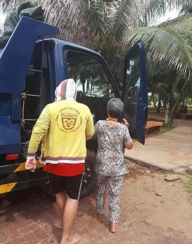Xúc động câu chuyện người con dùng xe ben chở mẹ đi tắm biển - 2 Xúc động câu chuyện người con dùng xe ben chở mẹ đi tắm biển - 2