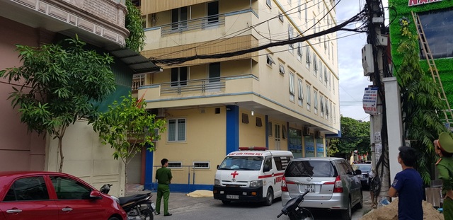 Thầy giáo nước ngoài ngã tử vong tại trung tâm Anh ngữ: Có sợi dây điện quấn quanh cổ - 1 Thầy giáo nước ngoài ngã tử vong tại trung tâm Anh ngữ: Có sợi dây điện quấn quanh cổ - 1