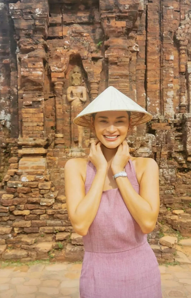 Hoa hậu hoàn vũ Pia Wurtzbach duyên dáng diện áo dài dạo phố Hội An - 6 Hoa hậu hoàn vũ Pia Wurtzbach duyên dáng diện áo dài dạo phố Hội An - 6