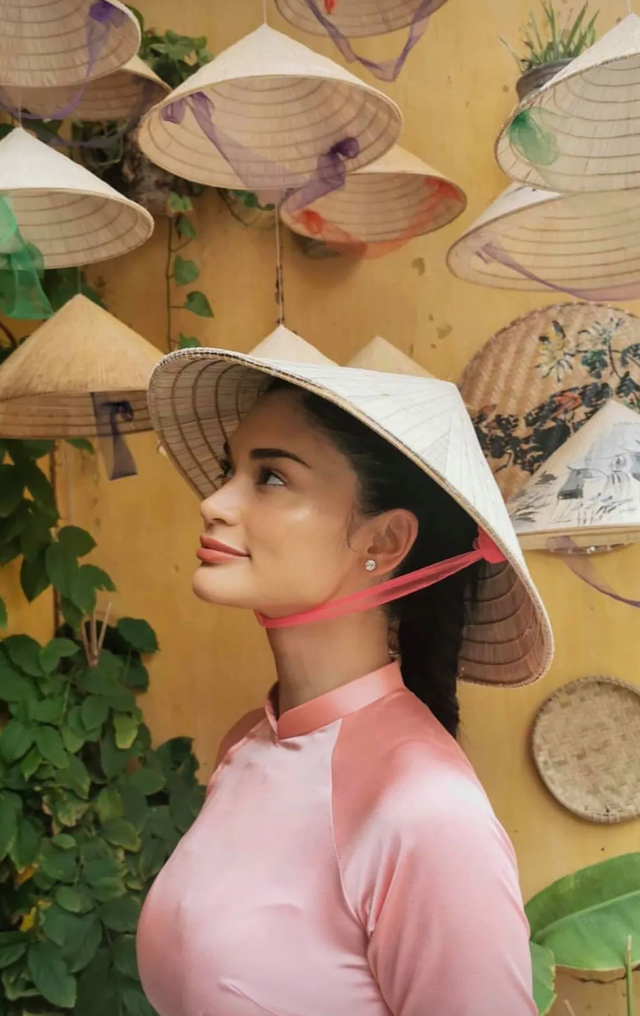 Hoa hậu hoàn vũ Pia Wurtzbach duyên dáng diện áo dài dạo phố Hội An - 5 Hoa hậu hoàn vũ Pia Wurtzbach duyên dáng diện áo dài dạo phố Hội An - 5