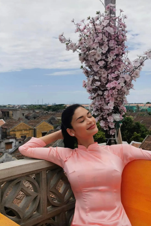 Hoa hậu hoàn vũ Pia Wurtzbach duyên dáng diện áo dài dạo phố Hội An - 4 Hoa hậu hoàn vũ Pia Wurtzbach duyên dáng diện áo dài dạo phố Hội An - 4