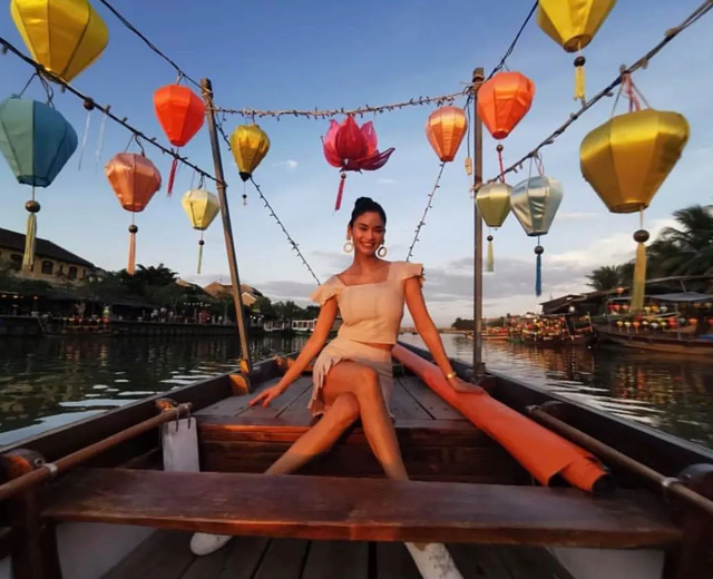 Hoa hậu hoàn vũ Pia Wurtzbach duyên dáng diện áo dài dạo phố Hội An - 12 Hoa hậu hoàn vũ Pia Wurtzbach duyên dáng diện áo dài dạo phố Hội An - 12