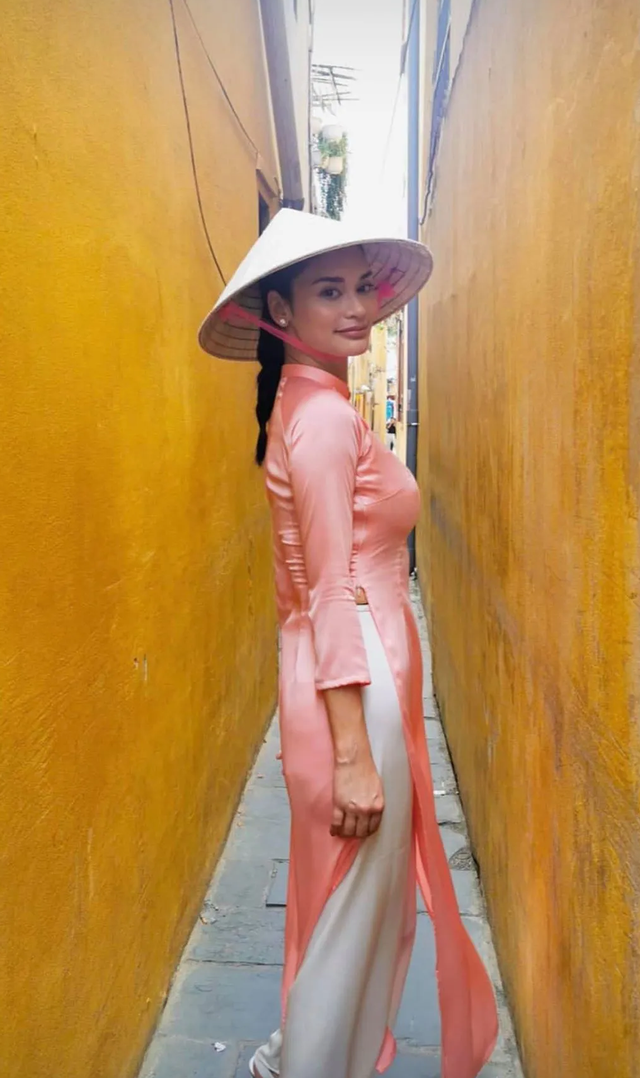Hoa hậu hoàn vũ Pia Wurtzbach duyên dáng diện áo dài dạo phố Hội An - 2 Hoa hậu hoàn vũ Pia Wurtzbach duyên dáng diện áo dài dạo phố Hội An - 2
