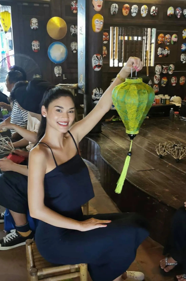 Hoa hậu hoàn vũ Pia Wurtzbach duyên dáng diện áo dài dạo phố Hội An - 9 Hoa hậu hoàn vũ Pia Wurtzbach duyên dáng diện áo dài dạo phố Hội An - 9