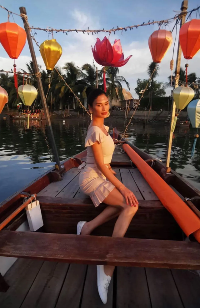 Hoa hậu hoàn vũ Pia Wurtzbach duyên dáng diện áo dài dạo phố Hội An - 11 Hoa hậu hoàn vũ Pia Wurtzbach duyên dáng diện áo dài dạo phố Hội An - 11