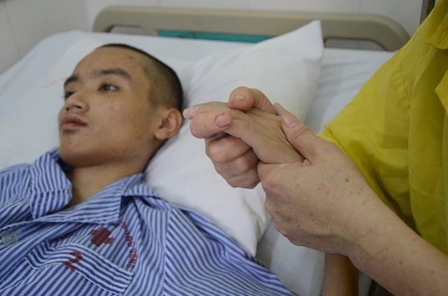 Nam sinh thoát chết nhờ bàn tay mẹ hiền và bạn đọc báo Dân trí - 4 Nam sinh thoát chết nhờ bàn tay mẹ hiền và bạn đọc báo Dân trí - 4