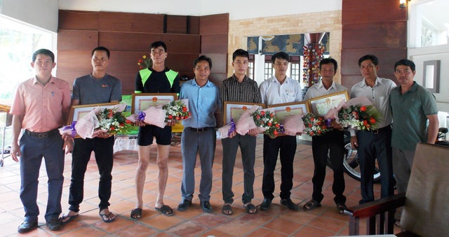 Vụ sóng biển cuốn trôi 11 du khách: Khen thưởng 6 người tham gia cứu hộ - 1 Vụ sóng biển cuốn trôi 11 du khách: Khen thưởng 6 người tham gia cứu hộ - 1