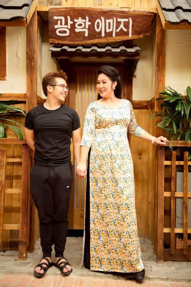 Con nuôi NSND Hồng Vân thăm thành cổ Lệ Giang, chỉ điểm sống ảo nổi tiếng - 1 Con nuôi NSND Hồng Vân thăm thành cổ Lệ Giang, chỉ điểm sống ảo nổi tiếng - 1
