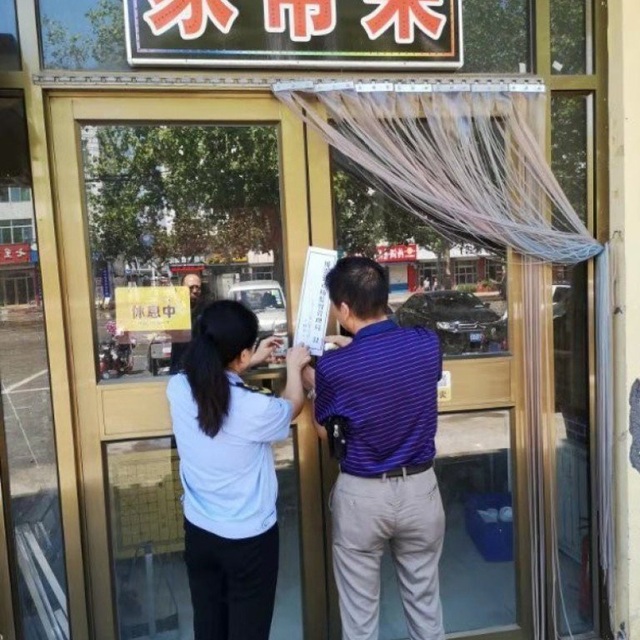 Nhà hàng phải đóng cửa vì bị phát hiện rửa bát trong vũng nước bẩn - 1 Nhà hàng phải đóng cửa vì bị phát hiện rửa bát trong vũng nước bẩn - 1