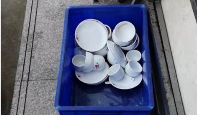 Nhà hàng phải đóng cửa vì bị phát hiện rửa bát trong vũng nước bẩn - 2 Nhà hàng phải đóng cửa vì bị phát hiện rửa bát trong vũng nước bẩn - 2