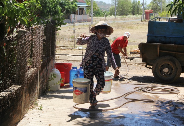 Phú Yên nắng hạn suốt nhiều tháng, hơn 9.000 hộ dân “khát nước” trầm trọng - 7 Phú Yên nắng hạn suốt nhiều tháng, hơn 9.000 hộ dân “khát nước” trầm trọng - 7